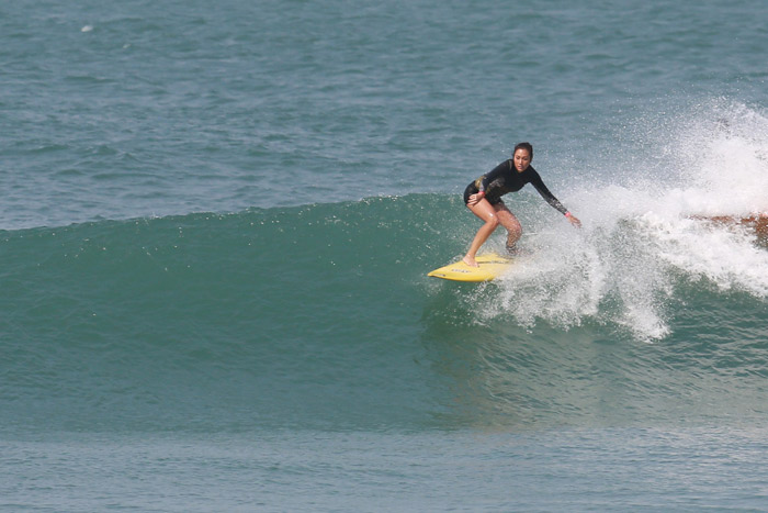 Danielle Suzuki surfa em dia de sol no Rio de Janeiro