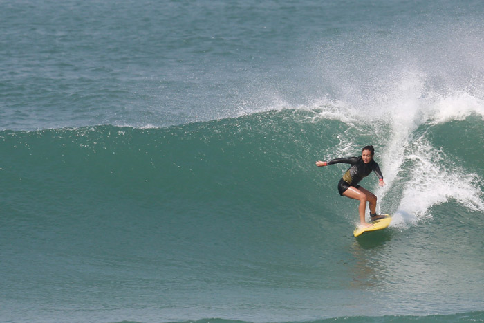 Danielle Suzuki surfa em dia de sol no Rio de Janeiro