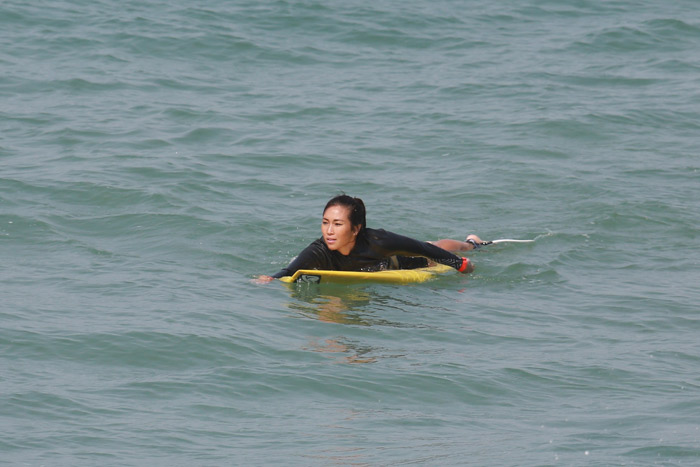 Danielle Suzuki surfa em dia de sol no Rio de Janeiro