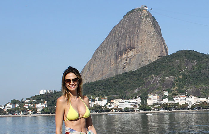 De biquíni, Luciana Gimenez explora as belezas do Rio de Janeiro