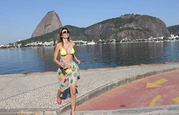 De biquíni, Luciana Gimenez explora as belezas do Rio de Janeiro