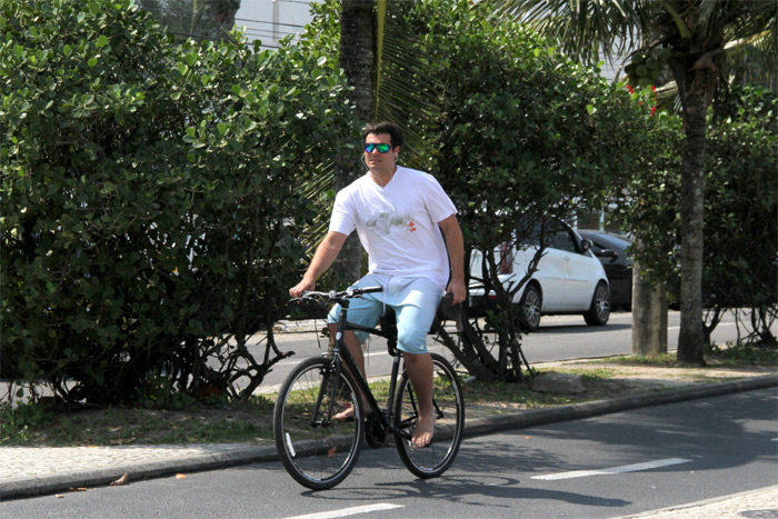 Depois de manhã na praia, Thiago Lacerda pedala de volta para casa