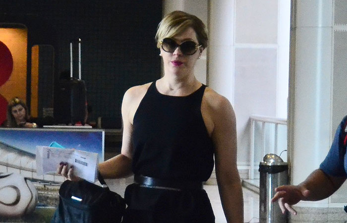 Claudia Raia embarca estilosa em aeroporto no Rio