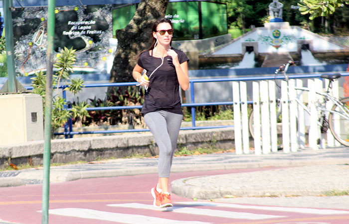 Glenda Kozlowski faz corrida de gente grande no Rio de Janeiro 