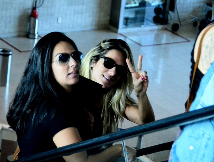 Simpática, Giovanna Ewbank bate papo com fãs em aeroporto