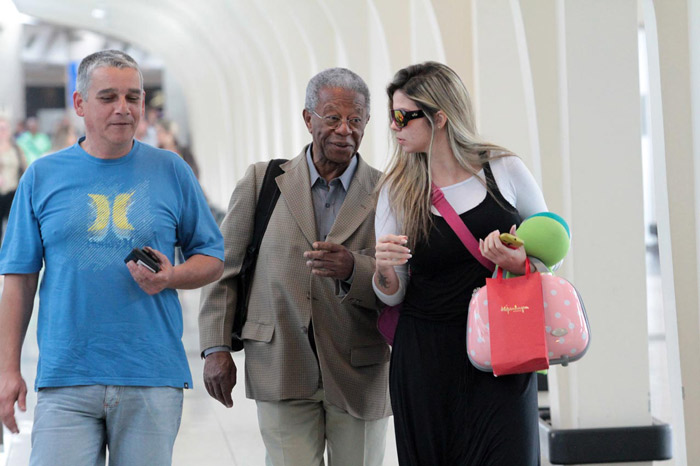Sozinho, Erasmo Carlos desembarca no Aeroporto de Congonhas