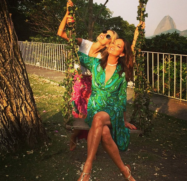 Luiza e Yasmin Brunet curtem tarde juntas na praia de Botafogo