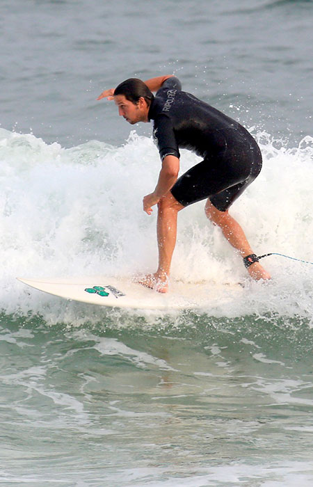 Vladimir Brichta surfa com enteado em praia carioca