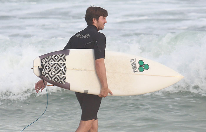 Vladimir Brichta surfa com enteado em praia carioca