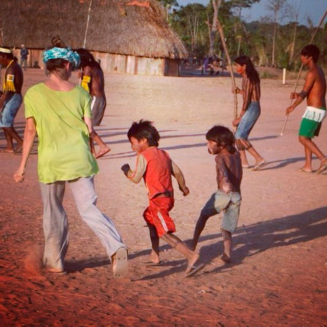 Maitê Proença posa com os índios