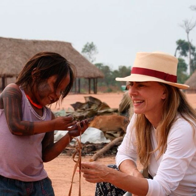 Maitê Proença posa com os índios