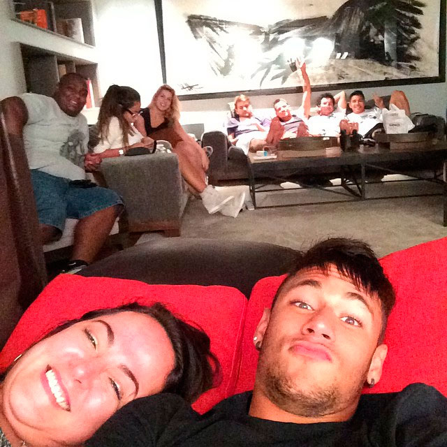 JU/BIA Neymar se diverte com a mãe e os amigos.+