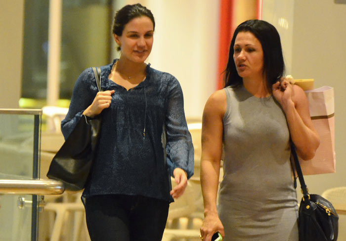 Kyra Gracie exibe a barriguinha de gravidez durante passeio com a mãe