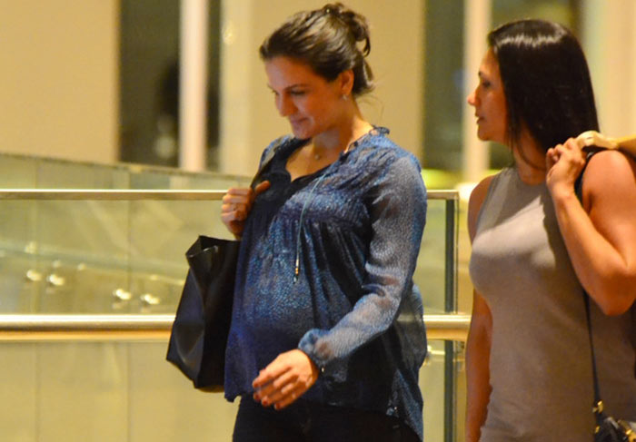 Kyra Gracie exibe a barriguinha de gravidez durante passeio com a mãe