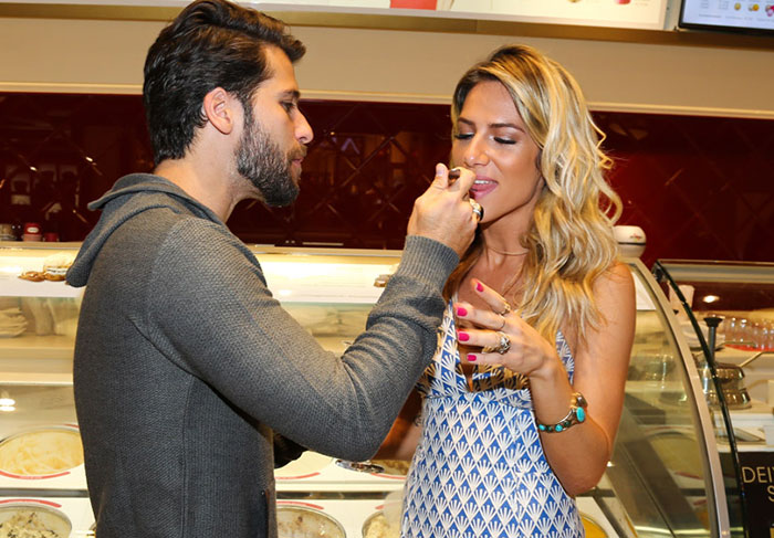 Bruno Gagliasso dá sorvete na boca de Giovanna Ewbank: Meu pecado