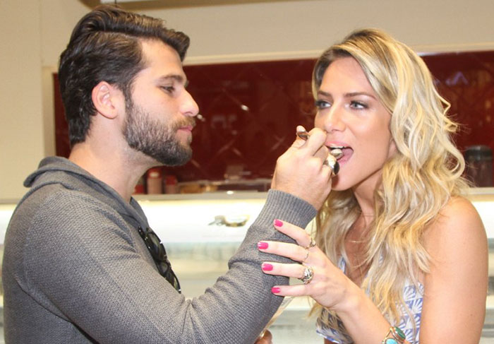 Bruno Gagliasso dá sorvete na boca de Giovanna Ewbank: Meu pecado