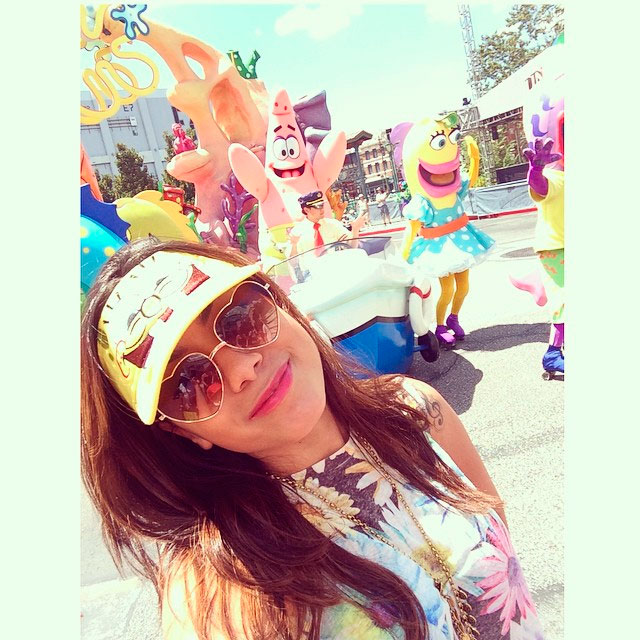   Anitta faz selfie com personagens do desenho Bob Esponja em Orlando