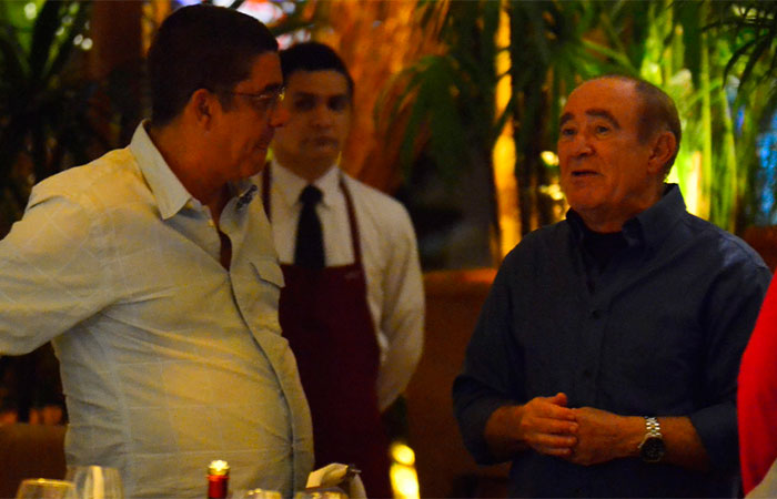 Renato Aragão e Zeca Pagodinho se encontram em restaurante no Rio