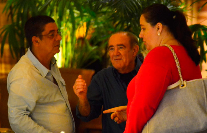 Renato Aragão e Zeca Pagodinho se encontram em restaurante no Rio