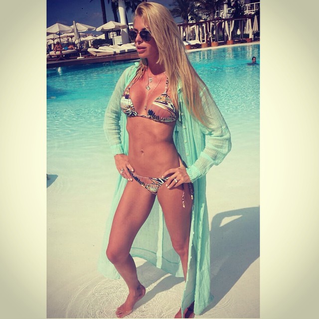Caroline Bittencourt exibe barriga sequinha em Ibiza
