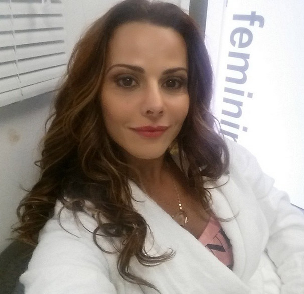Viviane Araújo faz selfie no camarim do Projac