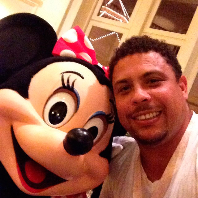 A Na EuroDisney, Ronaldo paparica personagem: “Selfie with Minnie”