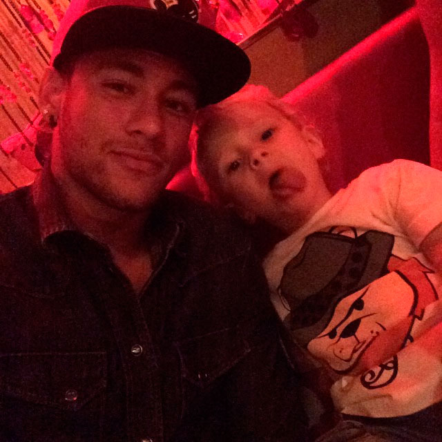 Pai coruja! Neymar posta foto jantando com seu pequeno Davi Lucca