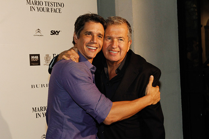 Marcio Garcia e Mario Testino posam juntos antes de conferirem a exposição In Your Face, que reúne 122 imagens do fotógrafo peruano