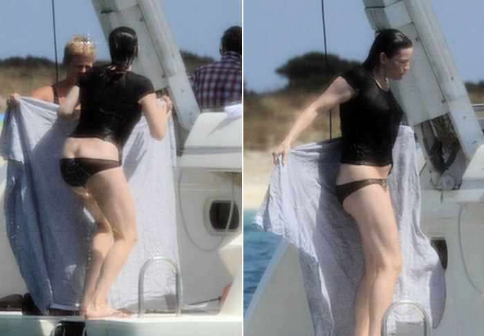 Liv Tyler deixa bumbum de fora ao sair da água em Ibiza