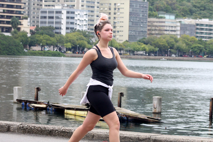 Bruna Linzmeyer se exercita na Lagoa Rodrigo de Freitas