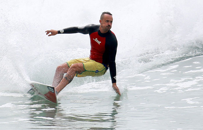  Paulinho Vilhena mostra habilidade no surfe na Prainha, no Rio