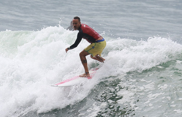  Paulinho Vilhena mostra habilidade no surfe na Prainha, no Rio