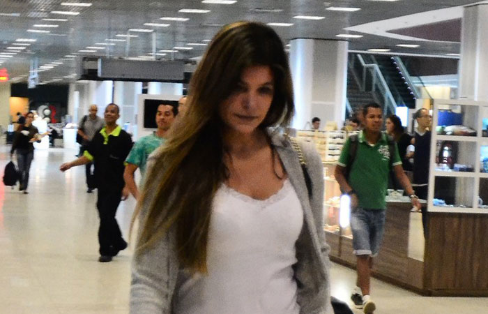 Cristiana Oliveira deixa o Rio de Janeiro toda sorridente