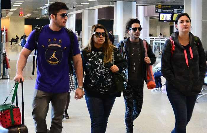  Preta Gil atende fãs em aeroporto do Rio de Janeiro