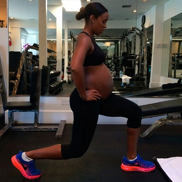 Na reta final da gravidez, Kelly Rowland malha pesado 