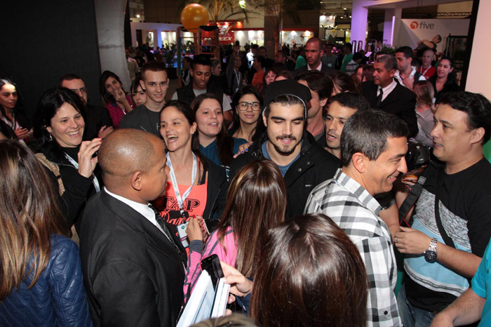 Caio Castro causa frisson ao chegar a evento paulista