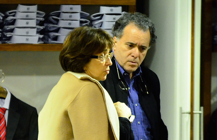 Tony Ramos faz compras com a esposa, Lidiane Barbosa