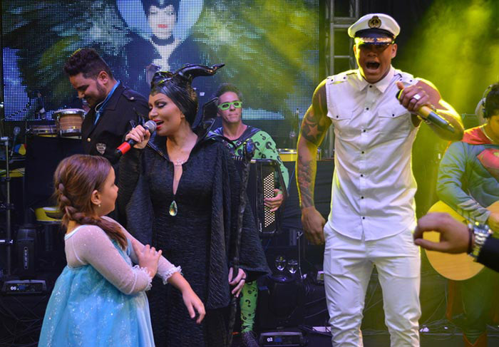 Solange Almeida canta com Léo Santana em sua festa de aniversário