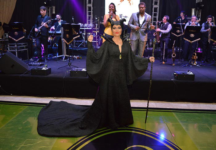Solange Almeida com cireito a cajado e tudo, cantora fez entrada triunfal no evento