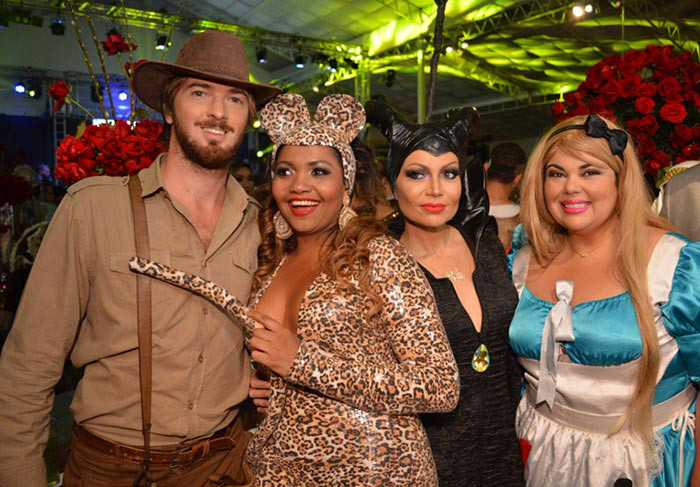 Gaby Amarantos posa com affair misterioso, Solange Almeida e Fabiana Karla no aniversário da cantora baiana. 