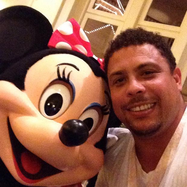 Na EuroDisney, Ronaldo tieta Mickey Mouse: ‘Selfie com o melhor!’