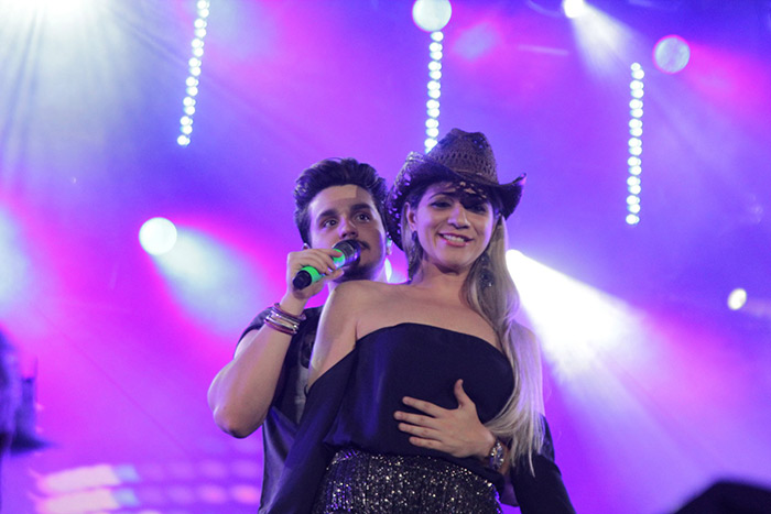 Luan Santana dança coladinho com fã em show da Festa do Peão de Barretos