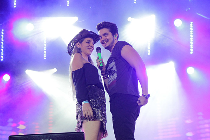 Luan Santana dança coladinho com fã em show da Festa do Peão de Barretos