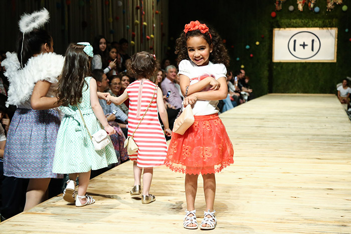 Nina, filha de Luciana Mello e Ike Levy, desfila para a 1+1, no segundo dia da Fashion Weekend Kids