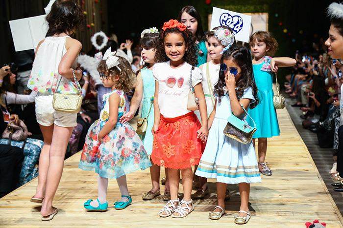 Chay Suede desfila em feira infantil e faz a alegria da criançada