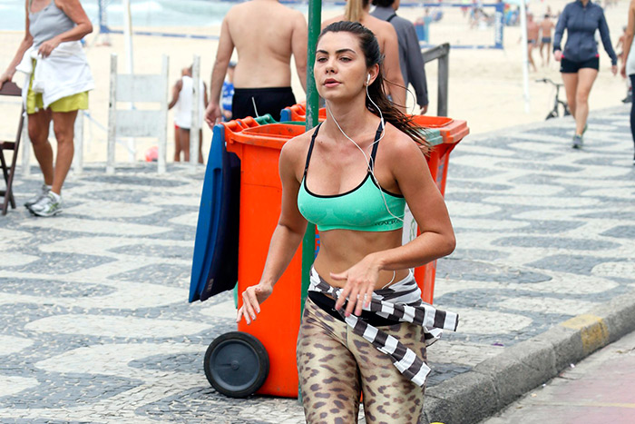 Com calça de oncinha, Letícia Wiermann corre na orla do Leblon, no Rio