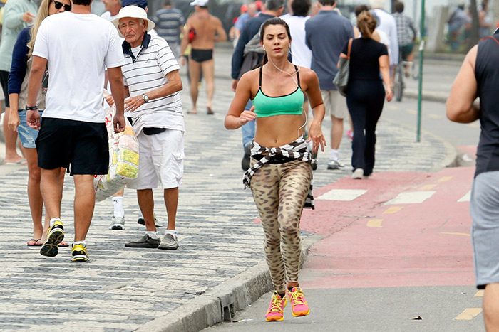 Com calça de oncinha, Letícia Wiermann corre na orla do Leblon, no Rio