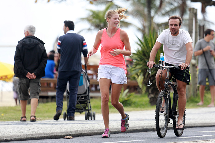 Roger Flores pedala na orla do Leblon com a namorada