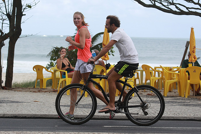 Roger Flores pedala na orla do Leblon com a namorada