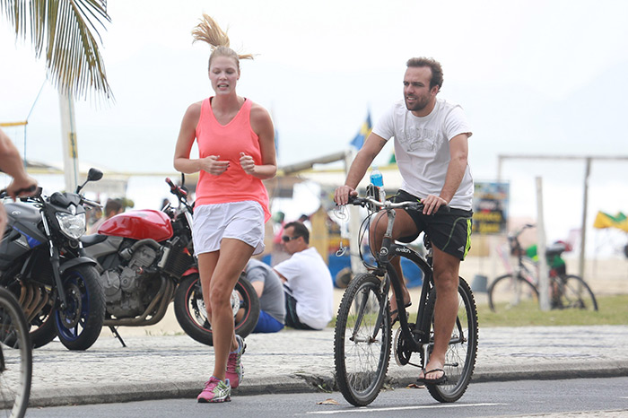 Roger Flores pedala na orla do Leblon com a namorada